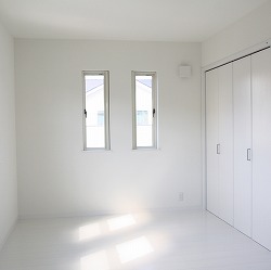 �q������004