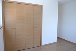 �m��005